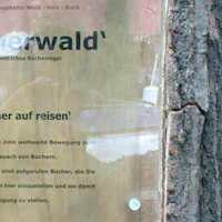 Schild mit Projektbeschreibung vom Bücherwald